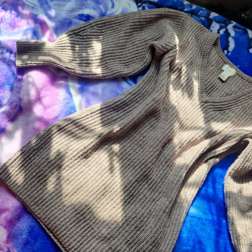 H&M Cream V-Neck Sweater with Ribbed Texture